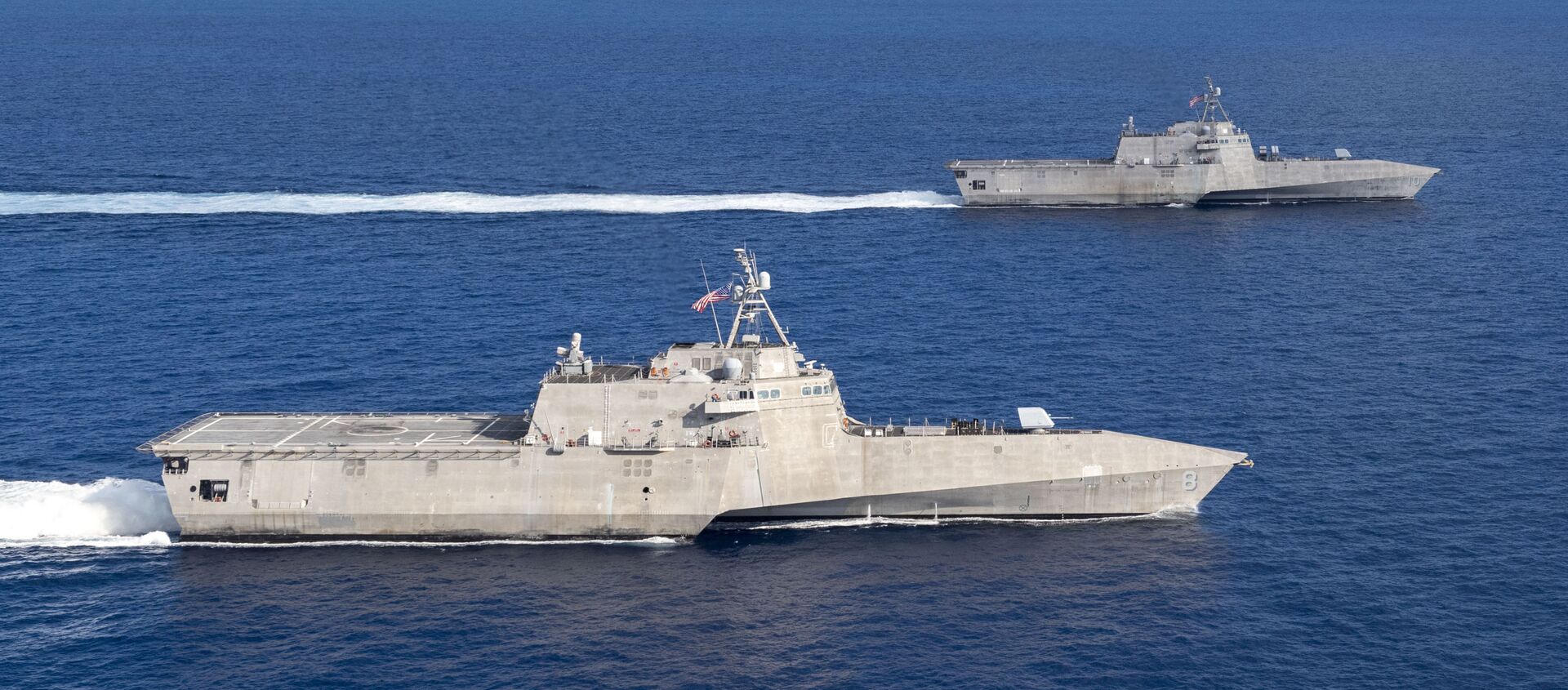 USS Montgomery (LCS 8) USS và Gabrielle Giffords (LCS 10) tàu chiến duyên hải ở Biển Đông vào ngày 28 tháng 1 năm 2020. - Sputnik Việt Nam, 1920, 05.03.2021