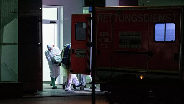 Nhân viên y tế đưa bệnh nhân bị nhiễm coronavirus ở North Rhine-Westphalia đến bệnh viện - Sputnik Việt Nam