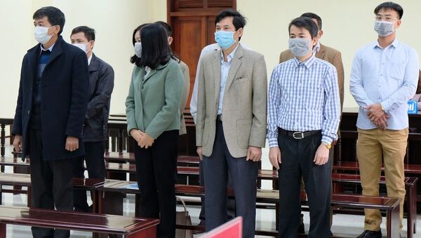 5 cựu cán bộ Thanh tra tỉnh Thanh Hóa tại phiên tòa.  - Sputnik Việt Nam
