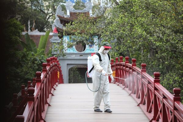 Phun thuốc tiêu độc khử trùng tại cầu Thê Húc - Sputnik Việt Nam