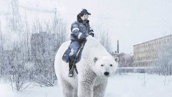 Cảnh sát tuần tra xa lộ cưỡi gấu Bắc cực ở St. Petersburg trong tác phẩm của họa sĩ Vadim Solovyov - Sputnik Việt Nam