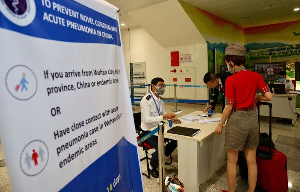 Phi hành đoàn và tiếp viên Hãng hàng không VietjetAir làm thủ tục khai báo y tế trước khi nhập cảnh tại cửa khẩu Sân bay quốc tế Nội Bài (Hà Nội), chiều 7/3 - Sputnik Việt Nam