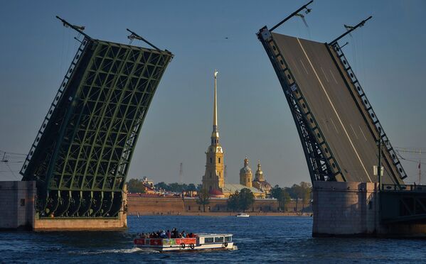Cảnh mở Cầu Cung điện và Pháo đài Petropavlovsky ở Saint-Peterburg - Sputnik Việt Nam
