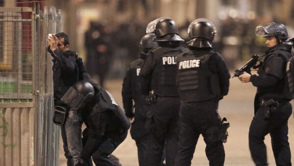 Cảnh sát Pháp trong một hoạt động đặc biệt ở thị trấn Saint-Denis - Sputnik Việt Nam
