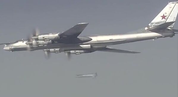 Máy bay Tu-95 Lực lượng Hàng không vũ trụ Nga dội bom vào cơ sở hạ tầng của IS ở Syria - Sputnik Việt Nam