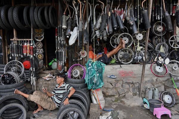 Chờ khách hàng trong xưởng sửa chữa xe máy ở Jakarta - Sputnik Việt Nam