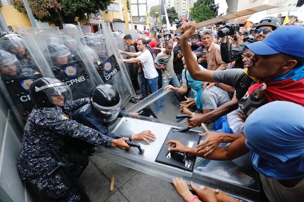 Đụng độ giữa người biểu tình đối lập với cảnh sát ở Caracas, Venezuela - Sputnik Việt Nam