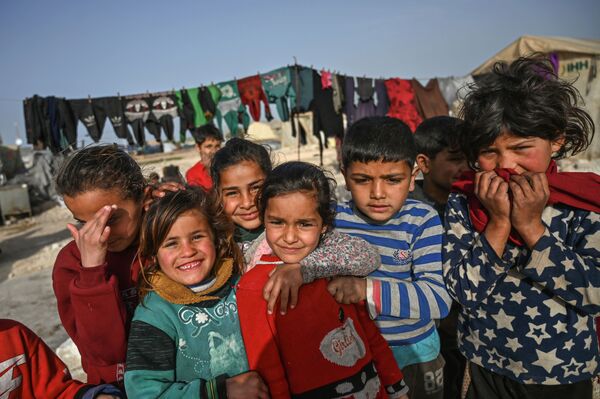 Trẻ em Syria trong trại ở làng Kafr Lusin, tỉnh Idlib, Syria - Sputnik Việt Nam