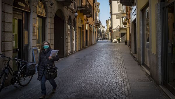 Người phụ nữ đeo khẩu trang trên một trong những con phố ở Novara, Ý - Sputnik Việt Nam