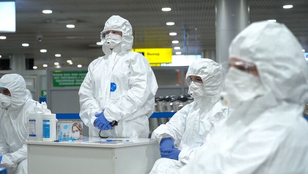 Nhân viên y tế trước khi bắt đầu kiểm tra hành khách tại sân bay Sheremetyevo. - Sputnik Việt Nam