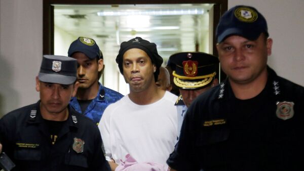 Danh thủ Brazil và cựu cầu thủ Barcelona (Tây Ban Nha) Ronaldinho bị tạm giữ tại nhà tù ở Paraguay - Sputnik Việt Nam