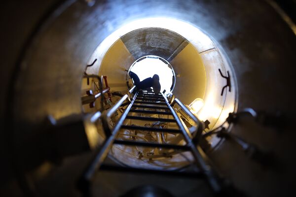 Cửa ra vào với chiếc thang trên tàu ngầm Veliky Novgorod - Sputnik Việt Nam
