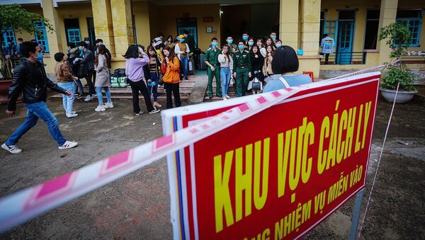 Quang cảnh buổi chia tay của các công dân sau khi hoàn thành thời gian cách ly, theo dõi COVID-19 tại trường Quân sự tỉnh Hòa Bình. - Sputnik Việt Nam