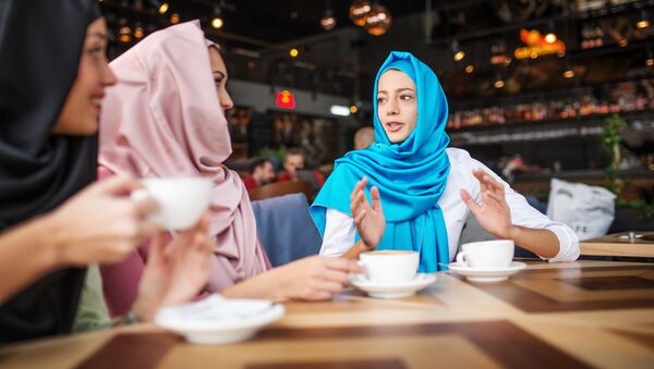 Cô gái Hồi giáo trong một cuộc họp tại một quán cà phê - Sputnik Việt Nam