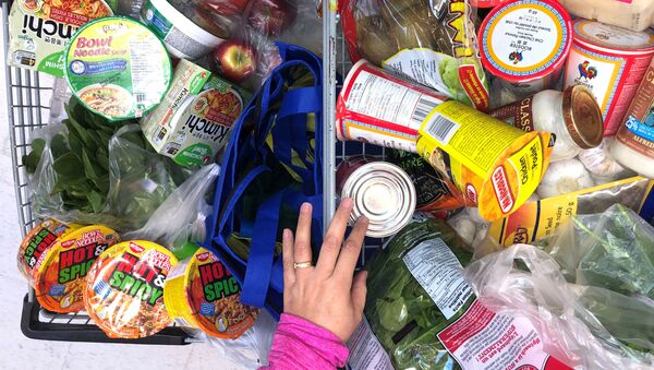 Khách hàng với chiếc xe đẩy chất đầy ắp thực phẩm ở siêu thị Canada - Sputnik Việt Nam
