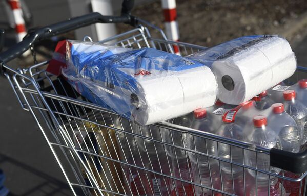 Giấy vệ sinh trong xe đẩy ở siêu thị Dortmund, Đức - Sputnik Việt Nam