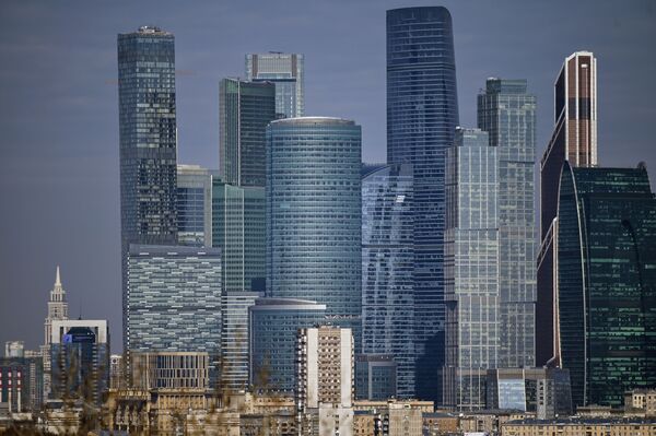 Quang cảnh các tòa nhà của Trung tâm thương mại quốc tế Moscow-City từ đài quan sát trên Đồi Chim sẻ (Vorobyovy Gory) ở Moskva - Sputnik Việt Nam