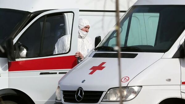 Tài xế xe cứu thương gần bệnh viện cho bệnh nhân nghi ngờ nhiễm coronavirus. - Sputnik Việt Nam