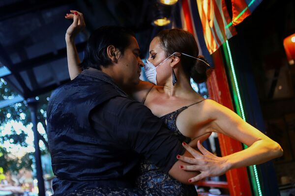 Cặp đôi đeo khẩu trang y tế nhảy tango trong một nhà hàng gần như trống rỗng ở Buenos Aires - Sputnik Việt Nam