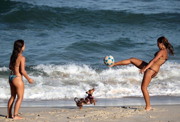 Cô gái chơi bóng đá trên bãi biển Diabo ở Rio de Janeiro - Sputnik Việt Nam
