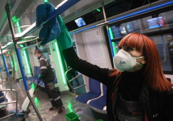 Xử lý vệ sinh toa tàu điện ngầm ở Moskva để ngăn chặn sự lây lan coronavirus - Sputnik Việt Nam