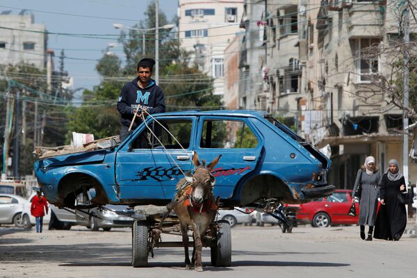 Người Palestine vận chuyển một chiếc ô tô cũ đến bãi rác ở Gaza - Sputnik Việt Nam