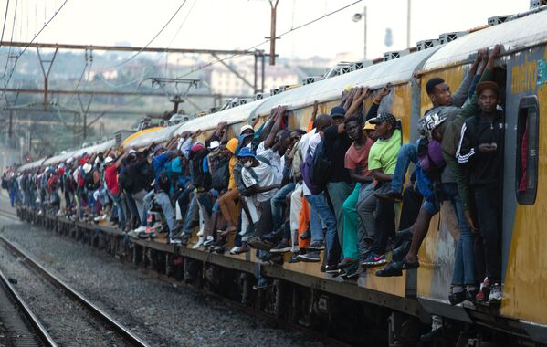 Hành khách trên một chuyến tàu đông đúc ở Soweto, Nam Phi - Sputnik Việt Nam