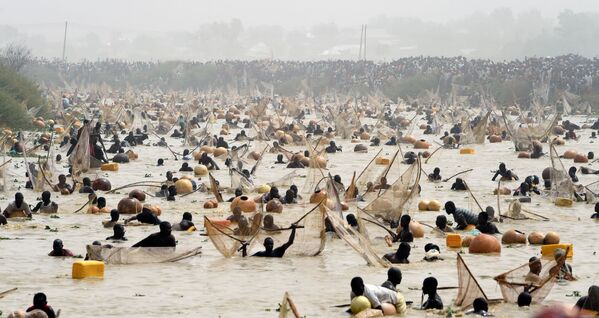 Ngư dân tại một lễ hội câu cá ở Argungu, Nigeria - Sputnik Việt Nam