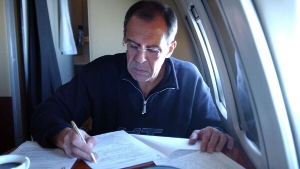 Bộ trưởng Ngoại giao Nga Sergei Lavrov trong cabin máy bay đi công tác  - Sputnik Việt Nam