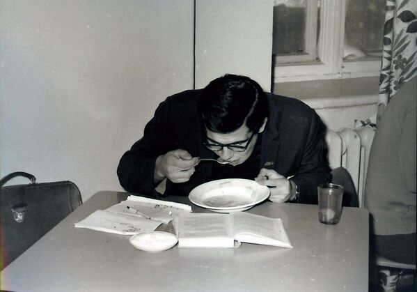 Ông Sergei Lavrov trong Nhà ăn tập thể của sinh viên - Sputnik Việt Nam