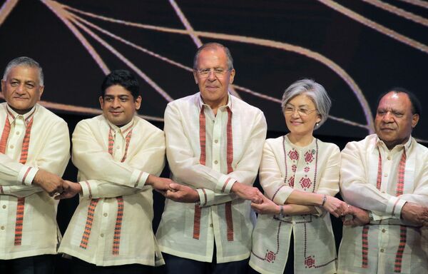 Bộ trưởng Ngoại giao Nga Sergei Lavrov trong nghi lễ chụp ảnh chung với Ngoại trưởng các nước thành viên ASEAN bên lề Hội nghị thượng đỉnh Manila - Sputnik Việt Nam