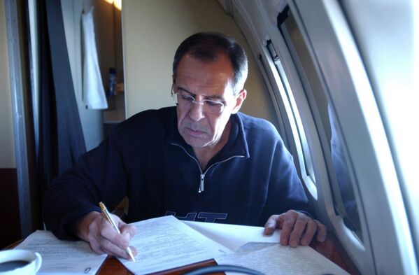 Bộ trưởng Ngoại giao Nga Sergei Lavrov trong cabin máy bay đi công tác  - Sputnik Việt Nam