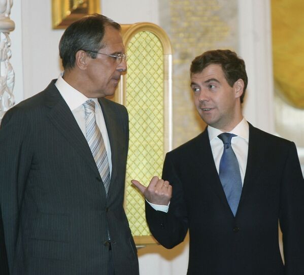 Bộ trưởng Ngoại giao Nga Sergei Lavrov và Phó Thủ tướng thứ nhất Dmitry Medvedev trong cuộc gặp tại Điện Kremlin  - Sputnik Việt Nam
