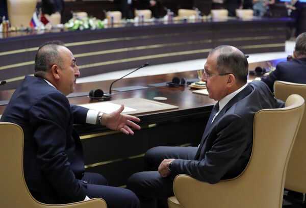 Ngoại trưởng Thổ Nhĩ Kỳ Mevlut Cavusoglu và Bộ trưởng Ngoại giao Nga Sergei Lavrov tại dinh Tổng thống ở Ankara - Sputnik Việt Nam