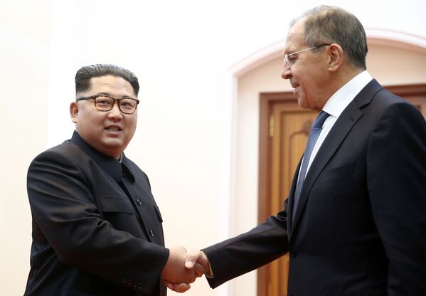 Nhà lãnh đạo CHDCND Triều Tiên Kim Jong-un và Bộ trưởng Ngoại giao Nga Sergei Lavrov hội kiến ở Bình Nhưỡng - Sputnik Việt Nam