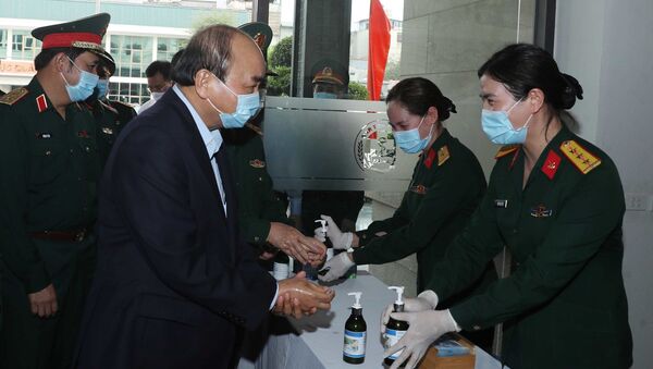 Thủ tướng Nguyễn Xuân Phúc rửa tay sát khuẩn trước khi vào họp - Sputnik Việt Nam
