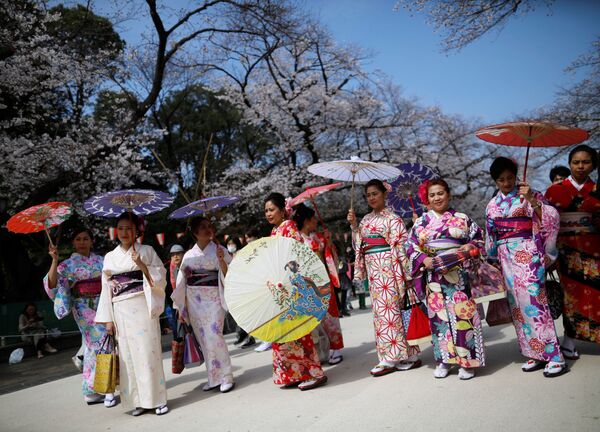 Người nước ngoài mặc kimono trên nền hoa anh khoe sắc thắm ở Tokyo - Sputnik Việt Nam
