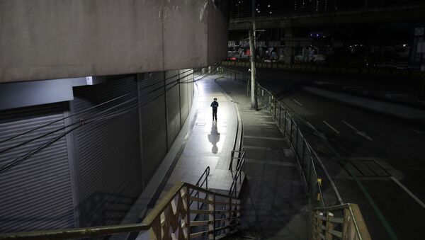 Человек в маске на пустынной улице в Маниле, Филиппины  - Sputnik Việt Nam