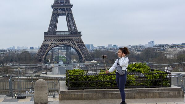 Nữ du khách chụp ảnh trên quảng trường Trocadero vắng người bên tháp Eiffel, Paris - Sputnik Việt Nam