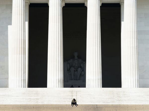 Người đàn ông cô đơn bên Đài tưởng niệm Lincoln ở Washington - Sputnik Việt Nam