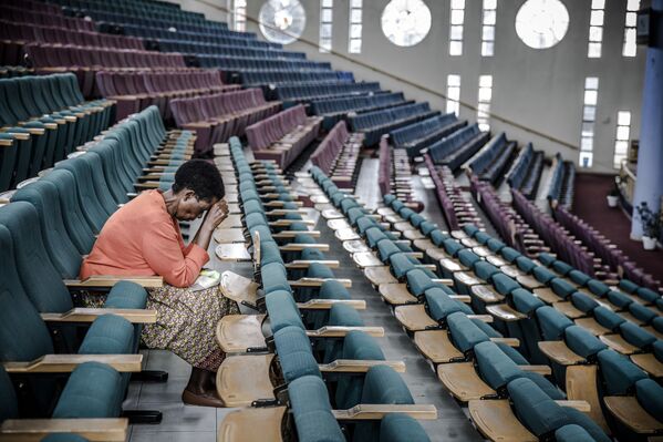 Người phụ nữ cầu nguyện một mình trong nhà thờ ở Kenya - Sputnik Việt Nam