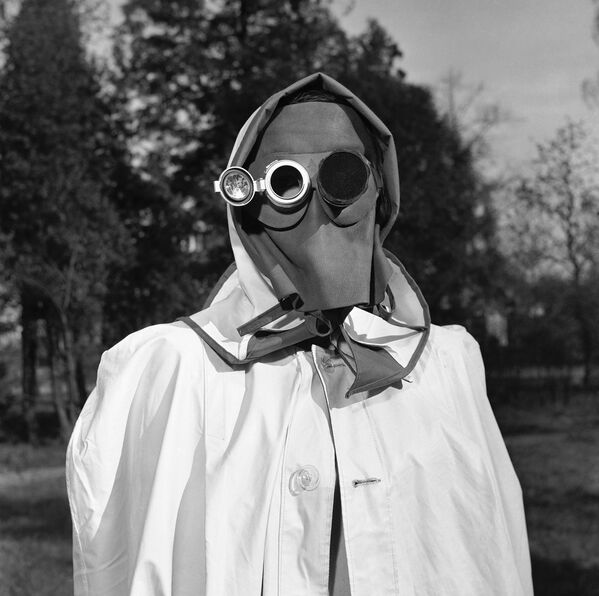 Mặt nạ là biện pháp chống bụi phóng xạ ở Hamburg, Đức, năm 1957 - Sputnik Việt Nam