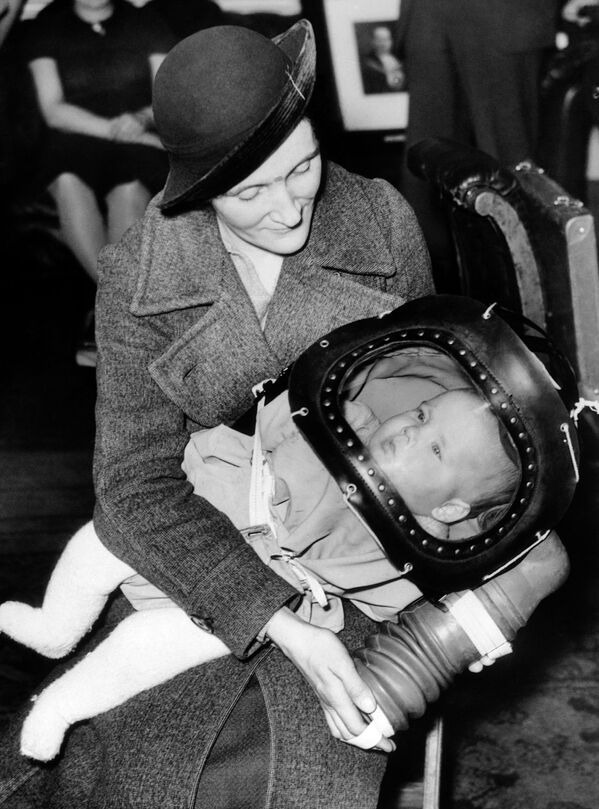 Mặt nạ phòng độc cho trẻ em dưới hai tuổi, được gọi là mũ bảo hiểm trẻ em, lần đầu tiên được giới thiệu ngày 13 tháng 3 năm 1939 tại Tòa thị chính Holborn ở London - Sputnik Việt Nam