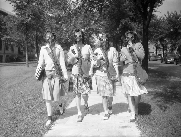 Sinh viên tại Đại học Detroit, Hoa Kỳ thử mặt nạ phòng độc trong trường hợp cần thiết, năm 1942 - Sputnik Việt Nam