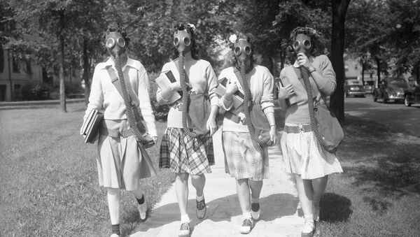 Sinh viên tại Đại học Detroit, Hoa Kỳ thử mặt nạ phòng độc trong trường hợp cần thiết, năm 1942 - Sputnik Việt Nam