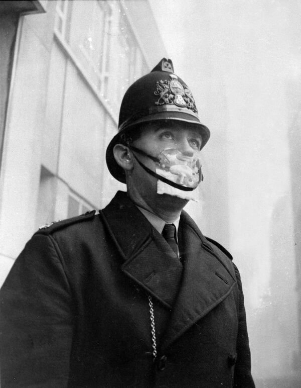 Cảnh sát Anh đeo mặt nạ bảo vệ chống khói bụi lưu huỳnh, năm 1962 - Sputnik Việt Nam