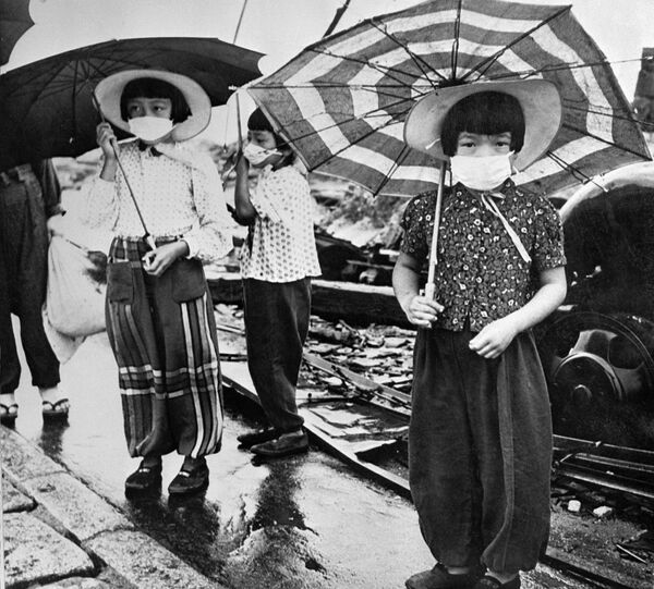 Trẻ em đeo mặt nạ phòng chống phóng xạ khi thành phố Hiroshima bị ném bom, Nhật Bản, năm 1948 - Sputnik Việt Nam