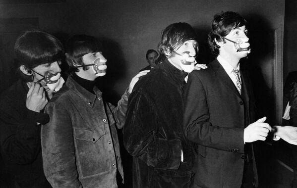 Thành viên nhóm Beatles đeo khẩu trang chống khói bụi, Manchester, năm 1965 - Sputnik Việt Nam