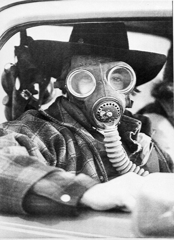 Một người đàn ông đeo mặt nạ phòng độc ở thành phố Mississippi, nơi đoàn tàu bị tấn công hóa học và 220 000 cư dân đã được sơ tán, Canada, năm 1979 - Sputnik Việt Nam
