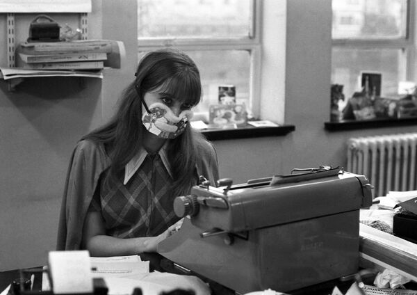 Nữ thư ký đeo khẩu trang tại văn phòng London trong trận dịch cúm, năm 1970 - Sputnik Việt Nam